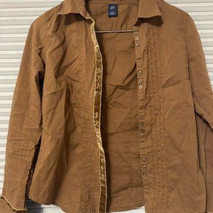 Brown Gap Button down shirt, very flattering fit because of the pleating !! 🤎